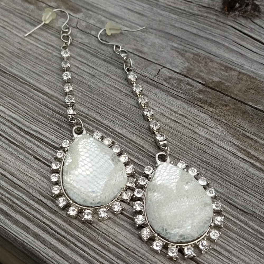 💥 CLOSET CLOSING SALE💥 Tear drop Earrings- NO COUNTER OFFERS!!